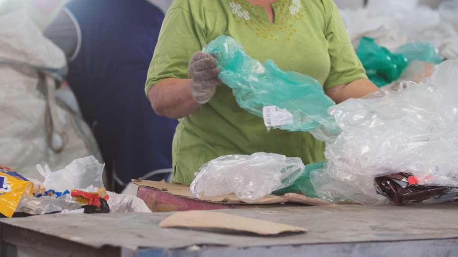 Dělník dělnice na třídění plastů Šternberk