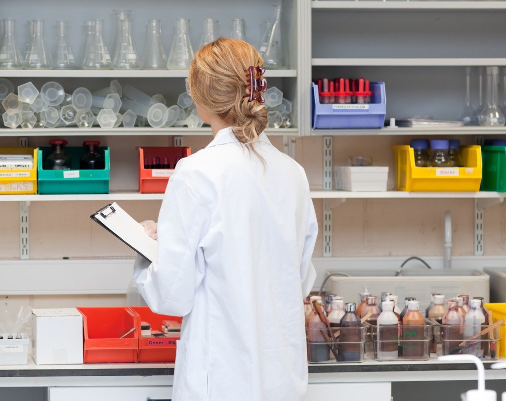 Práce pro ženy v laboratoři v Prostějově
